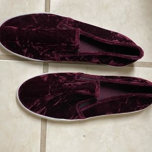 Crown & Ivy Suzelle Ladies Deep Magenta Velvet Fashion Sneakers.  Size 9.5 M.